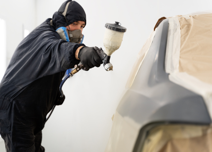 La pintura automotriz es un arte que requiere precisión y técnica. En esta imagen, un especialista aplica pintura con una pistola profesional, asegurando un acabado impecable. El vehículo está cuidadosamente preparado con protección en áreas clave para garantizar un resultado uniforme y libre de imperfecciones. La cabina de pintura proporciona un entorno controlado, optimizando la adherencia y durabilidad del recubrimiento.