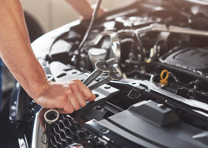 Con precisión y herramientas en mano, un técnico especializado se encarga del mantenimiento del motor, asegurando su óptimo rendimiento y prolongando su vida útil. Cada ajuste y revisión garantizan que el vehículo siga funcionando con fiabilidad y eficiencia.