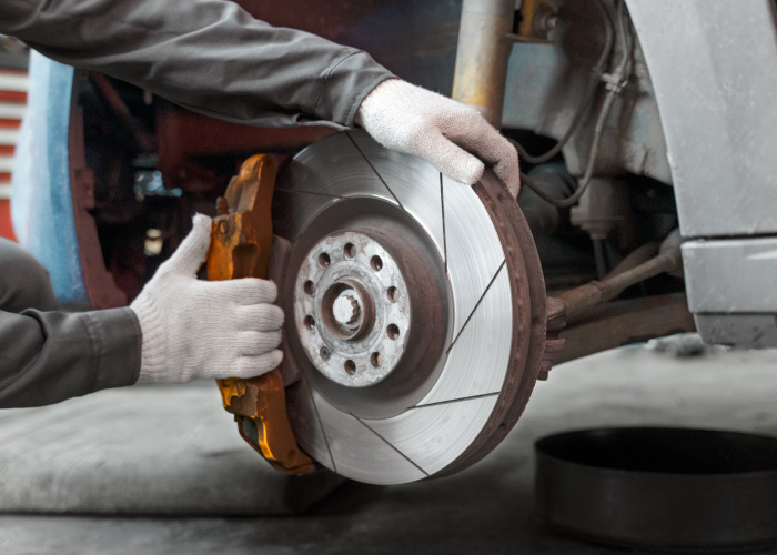 La seguridad en la carretera comienza con un sistema de frenos en óptimas condiciones. En nuestro taller, realizamos inspección, mantenimiento y reparación de frenos con precisión y profesionalismo. Desde la sustitución de discos y pastillas hasta la revisión completa del sistema, aseguramos que cada detalle esté en perfecto funcionamiento para brindarte confianza al conducir.